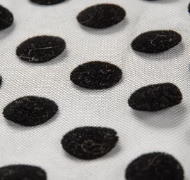 Tyl šatový sametový flock puntík velký černý