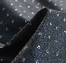 Brokát nepružný pevnější drobný květ modročerný