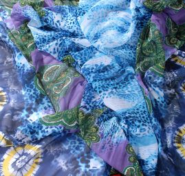 Šifon plisé modrý paisley motiv