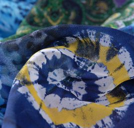 Šifon plisé modrý paisley motiv