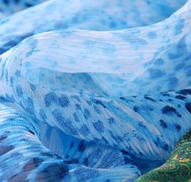 Šifon plisé modrý paisley motiv