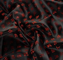 Látka brokát s orientálními znaky