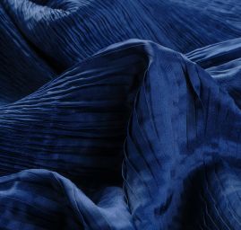 Satén plise tm. modrý