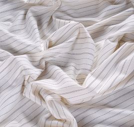 Úplet s drobným proužkem smetanová/černá