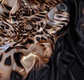 Satén digitální tisk zvířecí motiv hnědý
