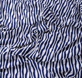 Efektní úplet plastický vzor modorbílý