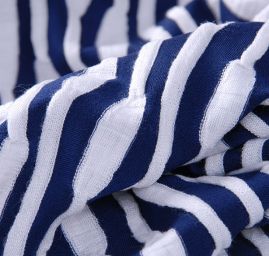 Efektní úplet plastický vzor modorbílý