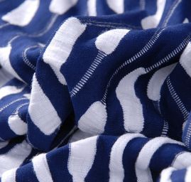 Efektní úplet plastický vzor modorbílý