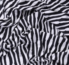 Efektní úplet plastický vzor černobílý