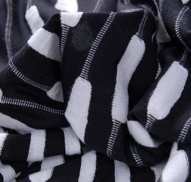 Efektní úplet plastický vzor černobílý