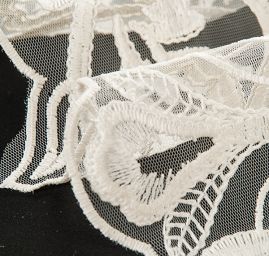 Krajka luxusní výšivka na tylu smetanová