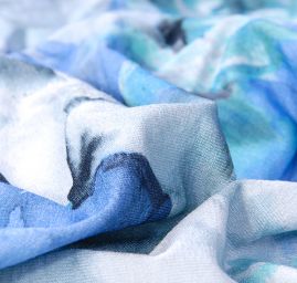 Jemný viskozový úplet květinový motiv modrá