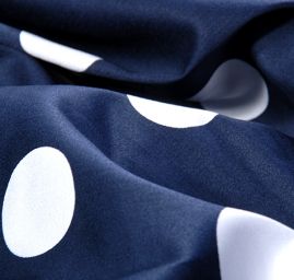 Pružná bavlnená látky vzor bodkami biela / tm.modrá