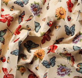 Dekorační látka se vzorem motýlů, berušek a květin