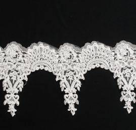 Krajka lem květinový motiv bílá