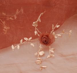 Vyšívaná organza se stužkovými květy hnědá