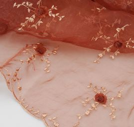 Vyšívaná organza se stužkovými květy hnědá