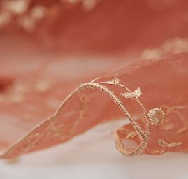 Vyšívaná organza se stužkovými květy hnědá