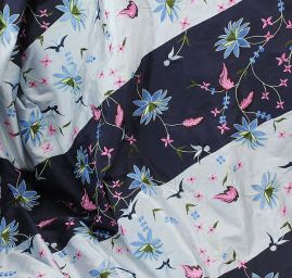 Vyšívaný šantung květy podklad modré pruhy II.jakost