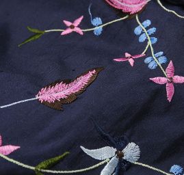 Vyšívaný šantung květy podklad modré pruhy II.jakost