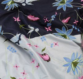 Vyšívaný šantung květy podklad modré pruhy II.jakost