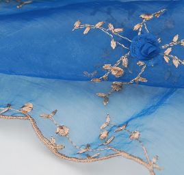 Vyšívaná organza sa stužkovými kvetmi modrá