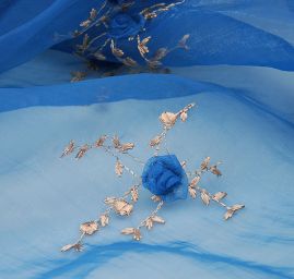 Vyšívaná organza sa stužkovými kvetmi modrá