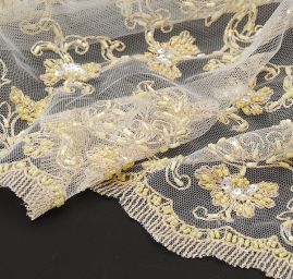 Zlatobéžová krajka na tylu vyšitá korálkami