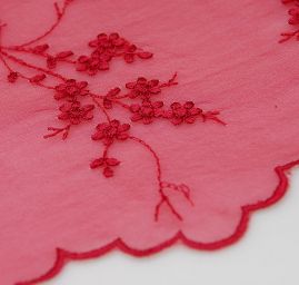 Vyšívaná organza vínová květy