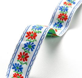 Folklórní stuha s květinovým vzorem bílomodrá