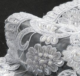 Krajka lem květinový motiv korálky/flitry bílá