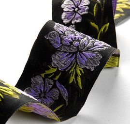 Stuha vyšívaná kvety čierna / fialová
