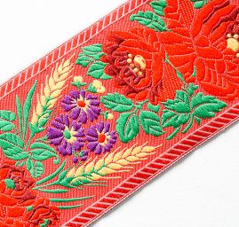 Folklórní stuha červená s květinovým vzorem