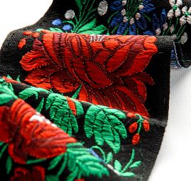 Folklorní stuha černá s květinovým vzorem