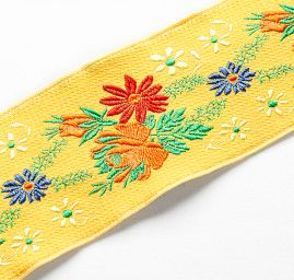 Folklórní stuha žlutá s květinovým vzorem