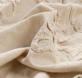 Len viskoza s plastickou aplikací režné barvy