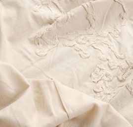 Len viskoza s plastickou aplikací režné barvy