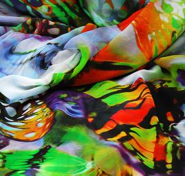 Šifon vzor pestrých motýlů fialový podklad