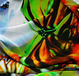 Šifon vzor pestrých motýlů fialový podklad