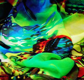 Šifón vzor pestrých motýlů  zelený podklad