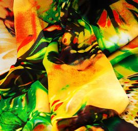 Šifón vzor pestrých motýlů krémový podklad