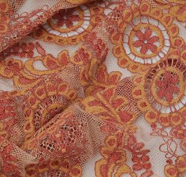 Krajka s efektní výšivkou