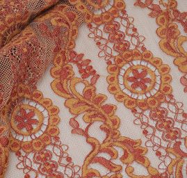 Krajka s efektní výšivkou