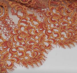 Krajka s efektní výšivkou