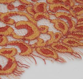 Krajka s efektní výšivkou