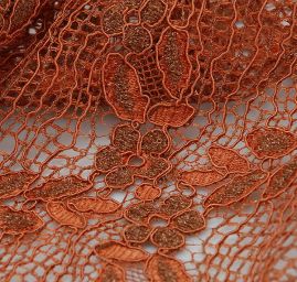 Efektní krajka s výšivkou měděné barvy