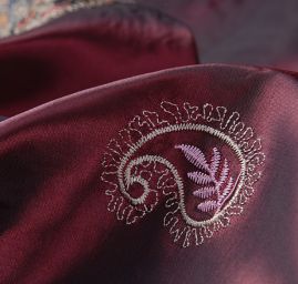 Vyšívaný taft v marockém stylu vínový