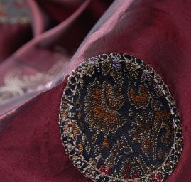 Vyšívaný taft v marockém stylu vínový
