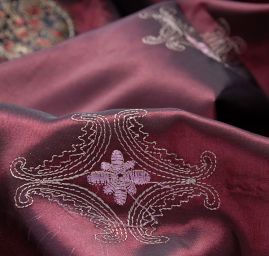 Vyšívaný taft v marockém stylu vínový