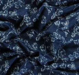 Riflovina imitace košilová látka vzor růží tm. modrá